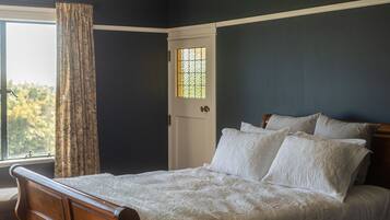 4 bedrooms, iron/ironing board, travel cot, WiFi