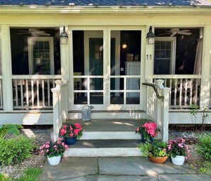 Screened in porch is 3 seasons