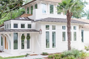 Exterior - Elegant Cottage on the Bluff Downtown Fairhope (A) (Fairhope)