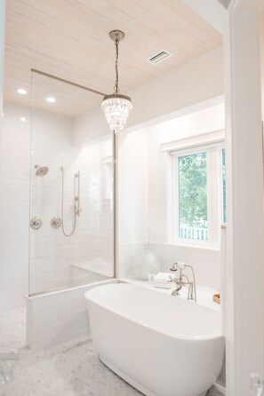 Badewanne, Haartrockner, Bidet, Handtücher