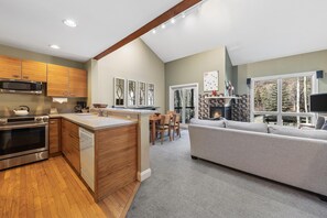 冷蔵庫、オーブン、コンロ、コーヒー / ティーメーカー