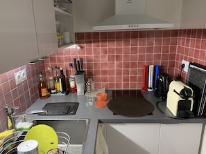 Coffee/tea maker, fridge, microwave, stovetop - Appart central near Louvre (Paris)
