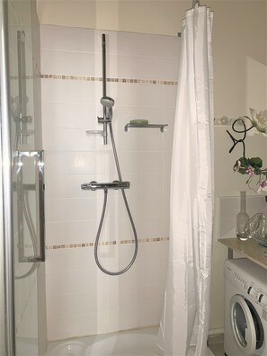 Dusche, Haartrockner, Handtücher, Seife