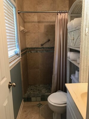 Ensemble douche/baignoire, sĂšche-cheveux, serviettes fournies, savon
