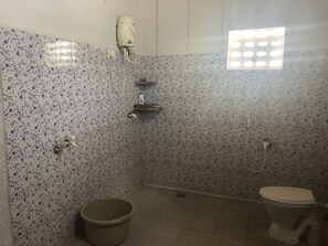 Toallas, jabón, shampoo, papel de baño 