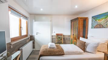 Single Room | Living area | 32-inch flat-screen TV with satellite channels, TV