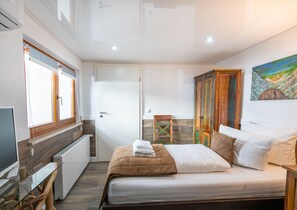 Habitación individual | Zona de estar | Televisión de pantalla plana de 32 pulgadas con canales por satélite