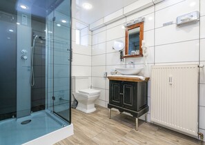Douche, sèche-cheveux, chaussons, serviettes fournies