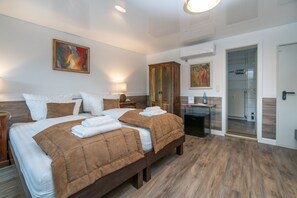 Familierom | Oppholdsområde | En 32-tommers Flatskjerm-TV med Parabol-TV samt TV