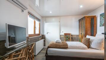 Single Room | In-room safe, blackout curtains, iron/ironing board, free WiFi