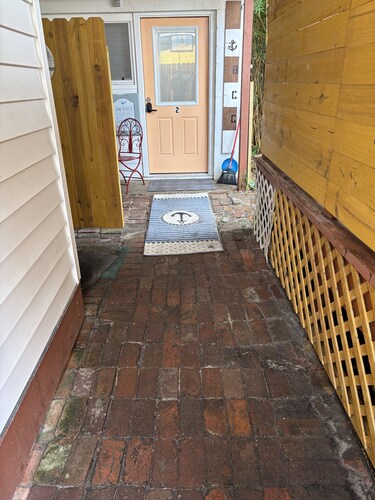 The Little Lime. Close to everything. One mile to hospital.