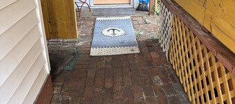 The Little Lime. Close to everything. One mile to hospital.