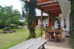 Outdoor dining - Casa del Viajero (Pifo)
