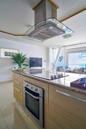 Geladeira, micro-ondas, fogão, cooktop