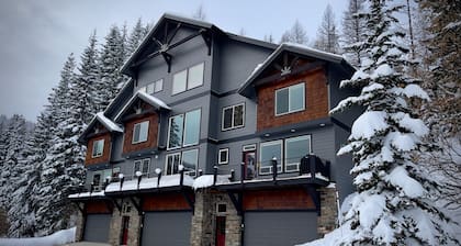 Schweitzer Condo. TRANSFERABLE SKI LIFT PASS INCLUDED! Hot Tub, 2-car Garage.