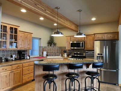 Schweitzer Condo. TRANSFERABLE SKI LIFT PASS INCLUDED! Hot Tub, 2-car Garage.