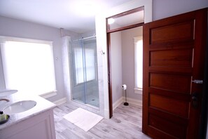 Combined shower/bathtub, hair dryer, towels, soap