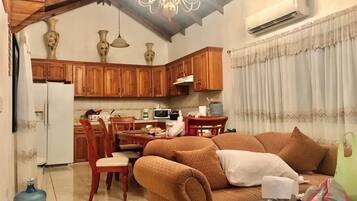 Casa de campo básica | Cocina privada | Refrigerador, microondas, horno y cafetera y tetera