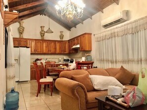 Cottage | Cuisine privée | Réfrigérateur, micro-ondes, four, cafetière/bouilloire