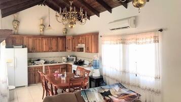 Basic Cottage | Private kitchen | Fridge, microwave, oven, coffee/tea maker