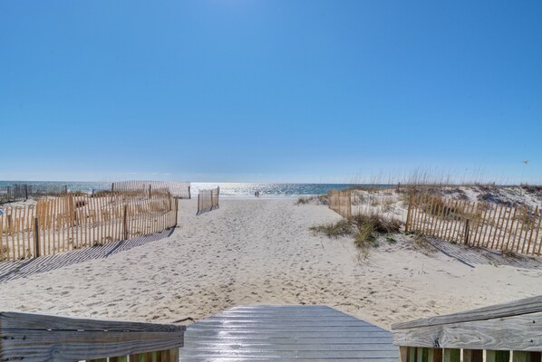 On the beach - Sunrise 105 Beachside Condo. Snowbirds welcome. Heated Pool. Nice and clean
(Gulf Shores)