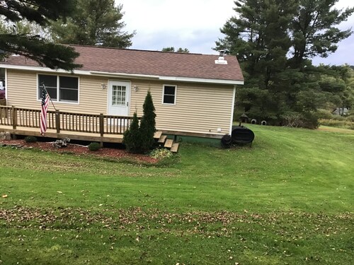 Country Cottage Retreat, perfect baseball home, short drive fields in Oneonta.