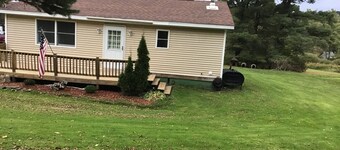 Country Cottage Retreat, perfect baseball home, short drive fields in Oneonta.