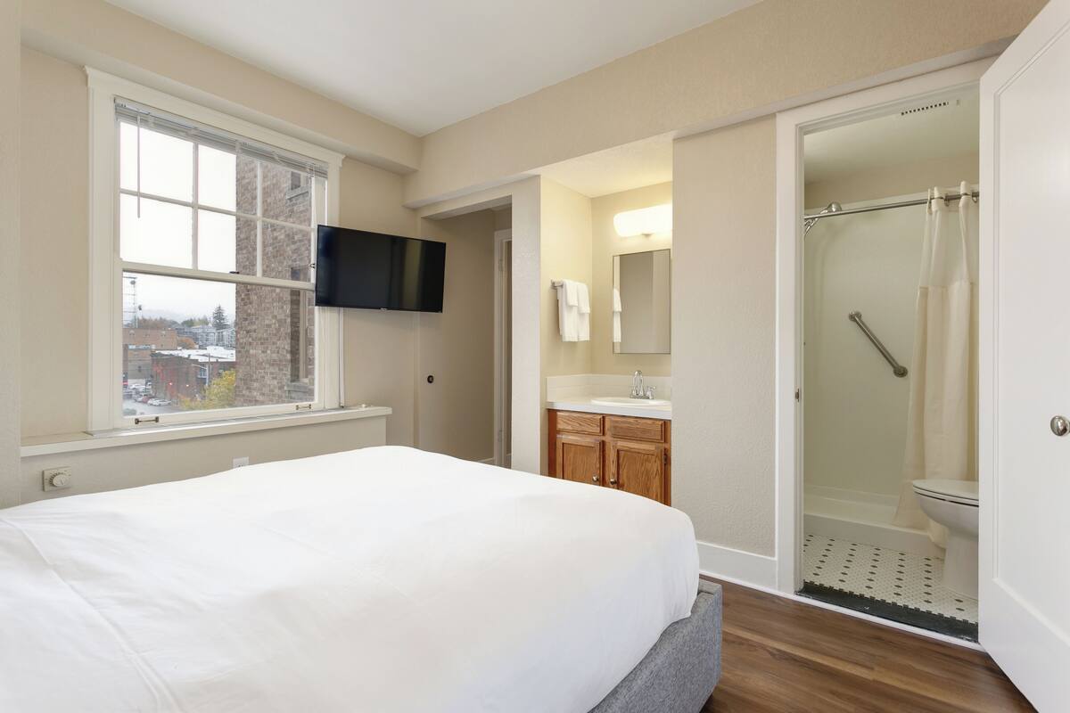 suite (historic city scape) | bathroom | shower, free toiletries, hair dryer, towels
