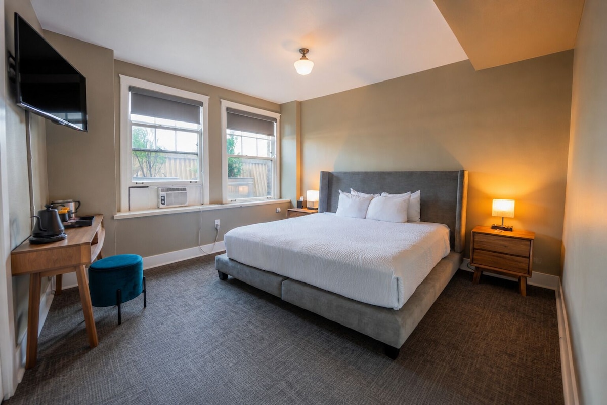 Room, 1 King Bed (Historic)