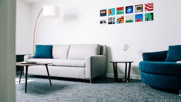 Een 43-inch flatscreentelevisie met kabelzenders en een televisie