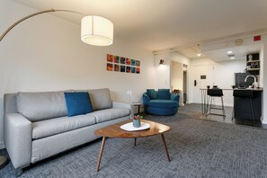 En 43-tommers Flatskjerm-TV med kabel-kanaler samt TV og bøker