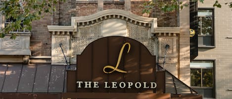 En byggnad med en skylt som visar texten ”THE LEOPARD” och en stor, utsmyckad portal ovanför ingången.