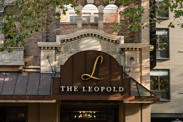 Un edificio con un letrero que dice THE LEOPOLD y un gran arco ornamentado sobre la entrada.