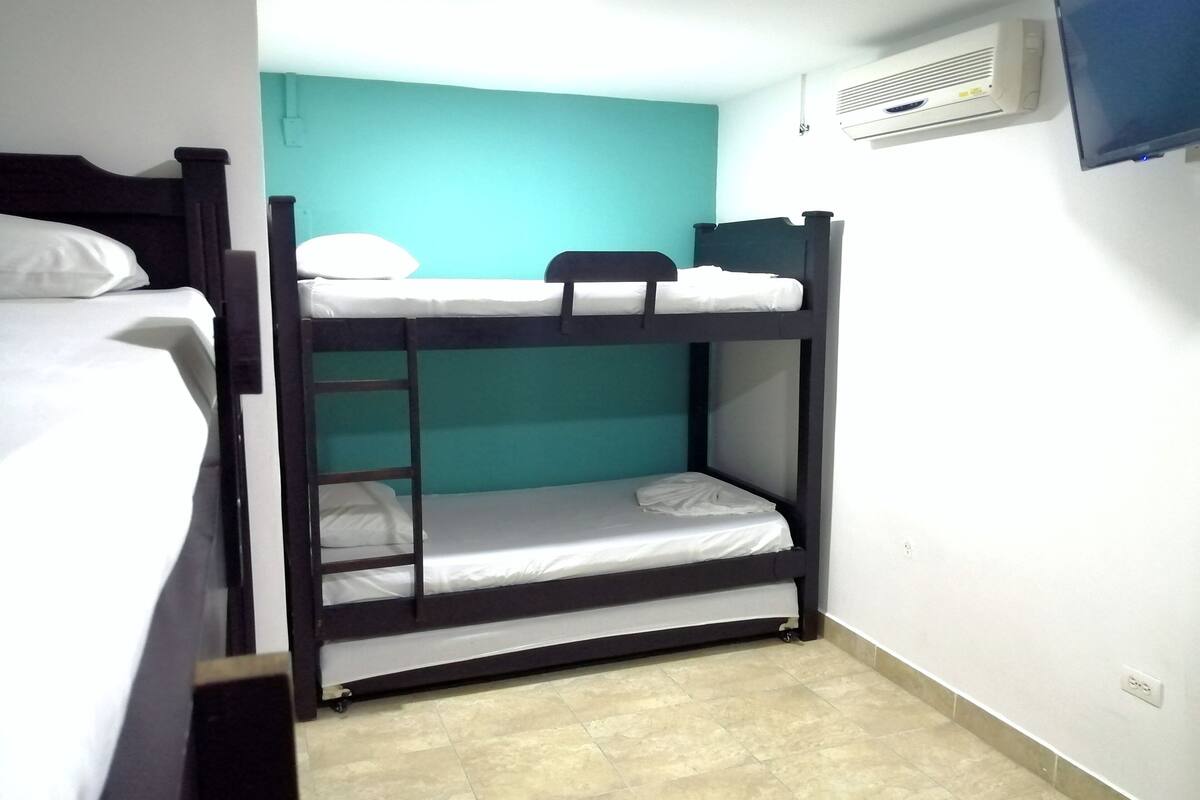 Familienzimmer, Mehrere Betten | Schallisolierte Zimmer, Bügeleisen/Bügelbrett, kostenloses WLAN