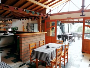 Frühstück, Mittagessen, Abendessen, lokale Küche 