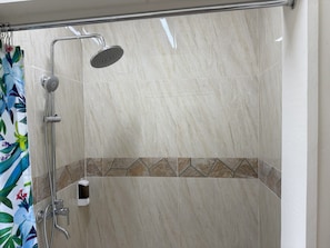 Een douche, een haardroger, handdoeken, zeep