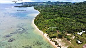 En la playa, camastros y toallas de playa 