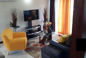 Superior Villa | Living area - Marley Road Executive Guest Apartment (Kingston)