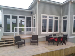 Outdoor dining - Ocean Front Cottage. (Cable Head East)