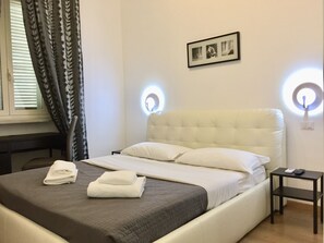 In-room safe, desk, laptop workspace, blackout drapes - Alfa e Omega (Rome)