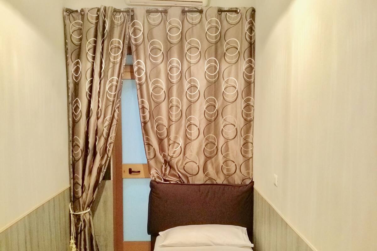 Single Room | In-room safe, desk, laptop workspace, blackout drapes
