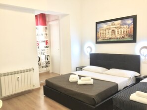 Una cassaforte in camera, una scrivania, postazione laptop