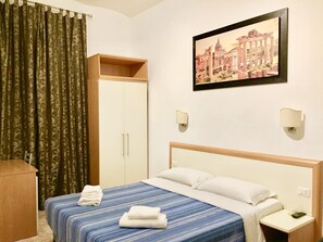 In-room safe, desk, laptop workspace, blackout drapes - Alfa e Omega (Rome)