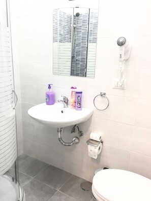 Doccia, soffione a pioggia, asciugacapelli, bidet