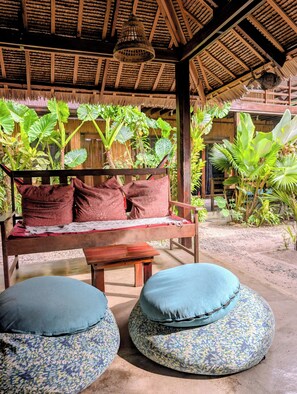 Lobby sitting area - Ilakai Hostel - Adults Only (General Luna)