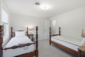 4 bedrooms, iron/ironing board, WiFi