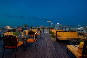 Poolside bar - Anatole Hotel Hanoi (Hanoi)