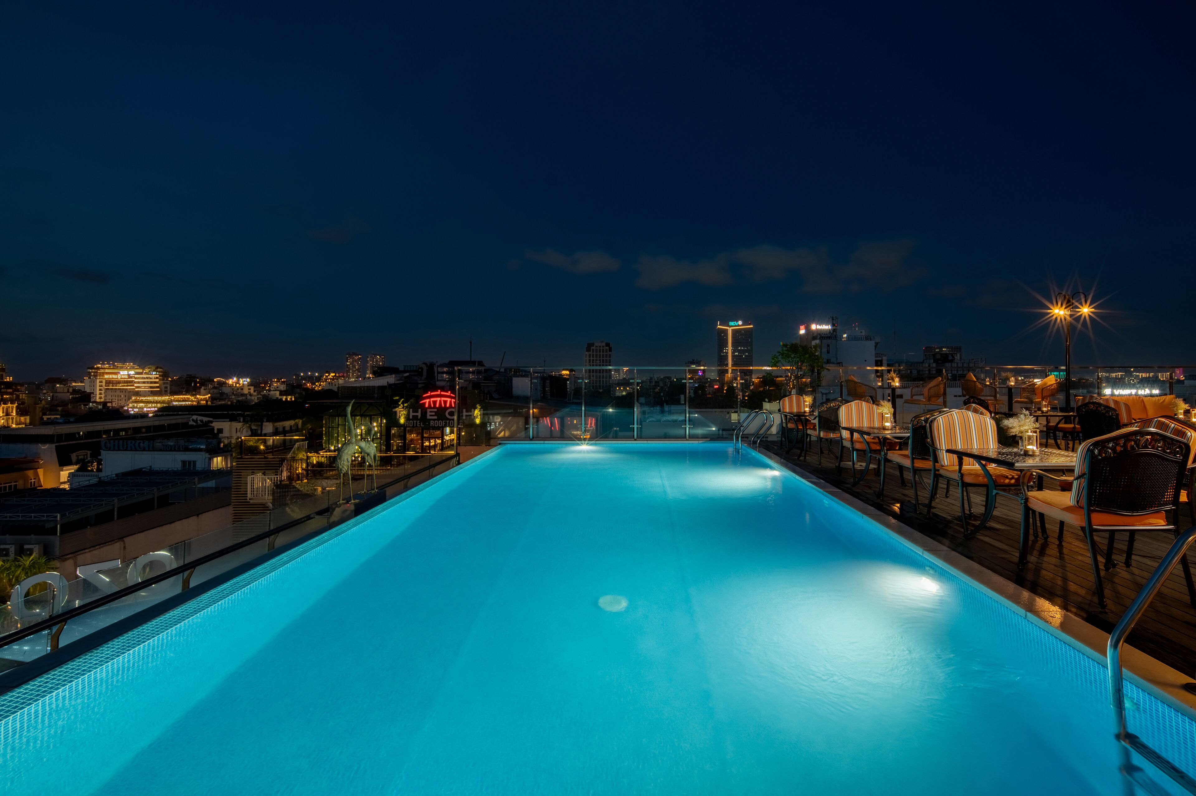 室外游泳池，07:00 至 23:00 开放，池畔遮阳伞，日光浴躺椅