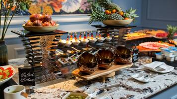 Daily buffet breakfast (VND 350000 per person)