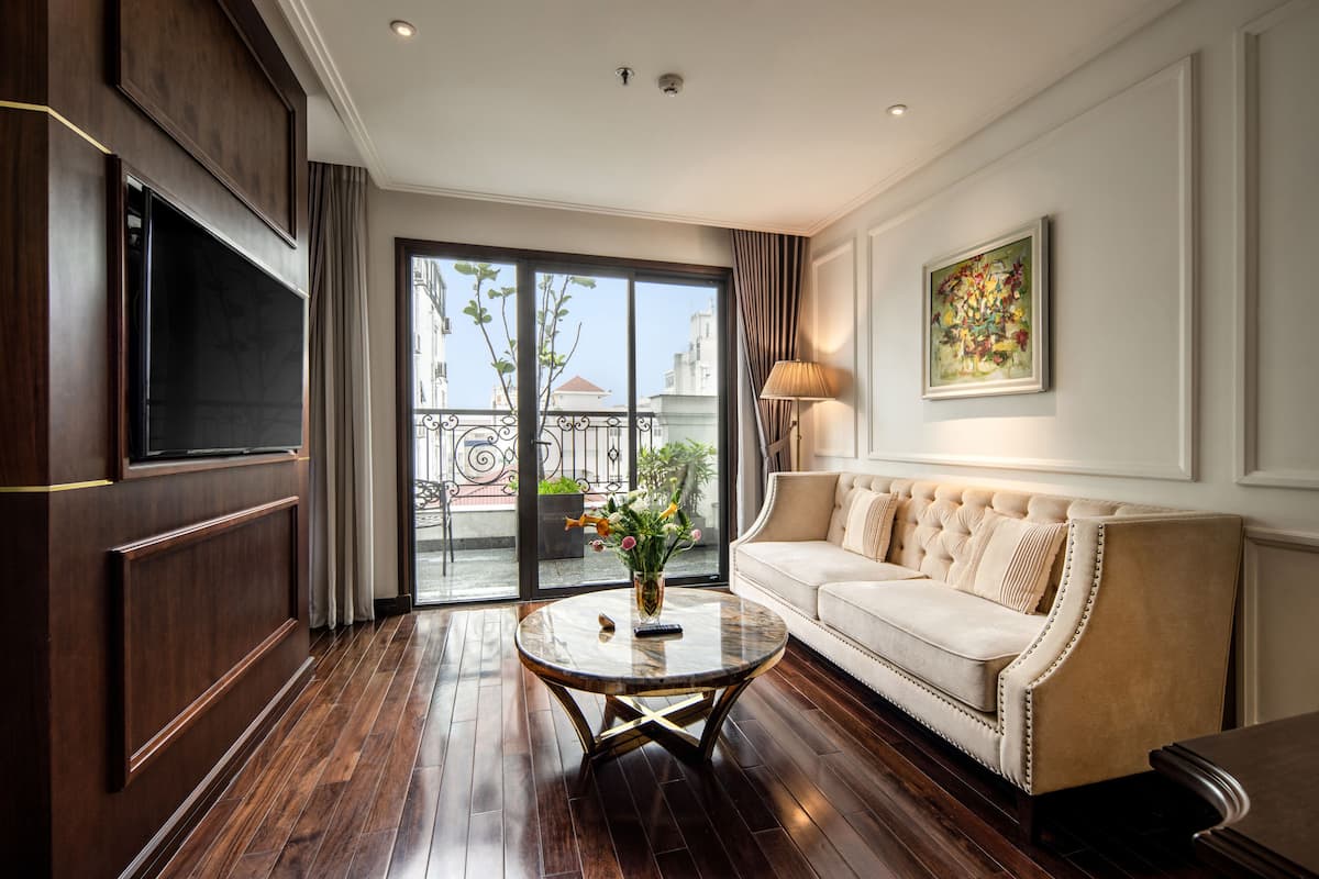 Suite, terrasse | Oppholdsrom | En 55-tommers smart-TV med kabel-kanaler samt TV